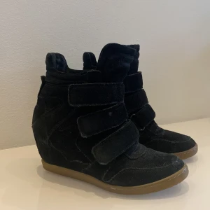 marant likande skor  - Säljer dessa fina skor, väll använda men inte använt på några år🥰forfarande väldigt fina lite dammiga men göra iordning innan dom säljs 