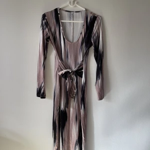 Den populärar illusionslösheten 😍 - Den populära illusionsklänningen som får din midja att se liten ut 🔥Aldrig använd, storlek M men är superstretchig och sitter som en smäck på kroppen!