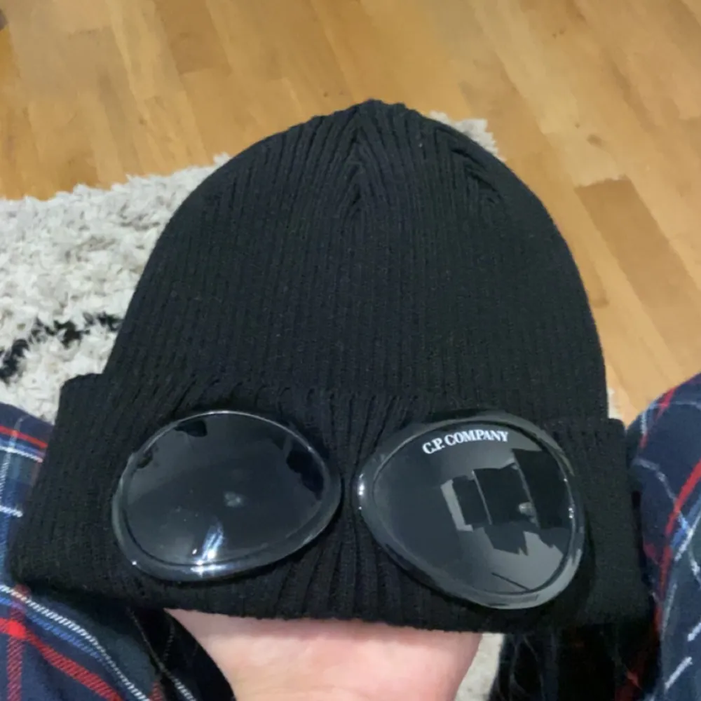 Hej! Säljer nu min svarta CP Company mössa. Köpte mössan för cirka ett år sedan för runt omkring 900kr. Mössan kostar i dagsläget 1200kr ny och jag säljer min för 700kr Mössan är i väldigt bra skick. Inga fläckar eller liknande. Muu.