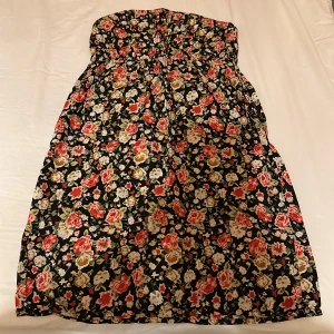 Sommarklänning - Skitsnygg sommarklänning till ett bra pris :)