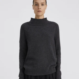Filippa K  - ”Juliana sweater” 70% ull, 30% kashmir Mysig och varm, perfekt för sommarkvällen!   Inget att anmärka på. Använd enstaka gånger.    Nypris: 2500kr
