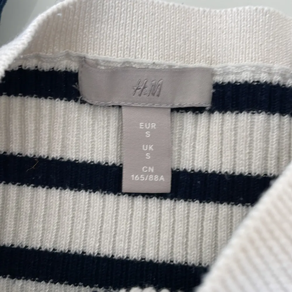 Storlek:XS Jag säljer en randig H&M tröja som jag har använt flertal gånger. Däremot så är den inte trasig och är i ett bra skick. . Stickat.