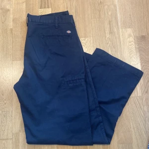 Baggy Byxor dickies  - Baggy svarta byxor. Gnaska väl använda men i helt skick.