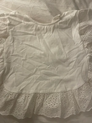 Sommar tröja/blus - Jag säljer denna tröja eftersom den inte kommer till användning och det börjar även bli för liten för mig. Den är i fint skick men lite skrynklig men det är bara att stryka så försvinner det. Har använt tröjan ca 1 gång. Hoppas nån vill köpa😘