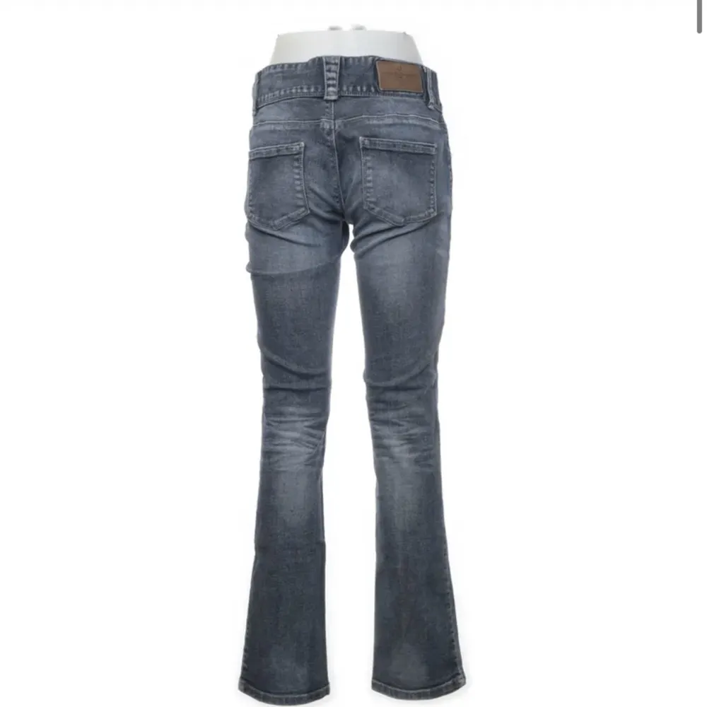 Säljer mina lågmidjade jeans köpte på sellpy, bra skick och passar mig som är xs/s vanligtvis 120kr +frakt (pris kan absolut diskuteras)☺️. Jeans & Byxor.