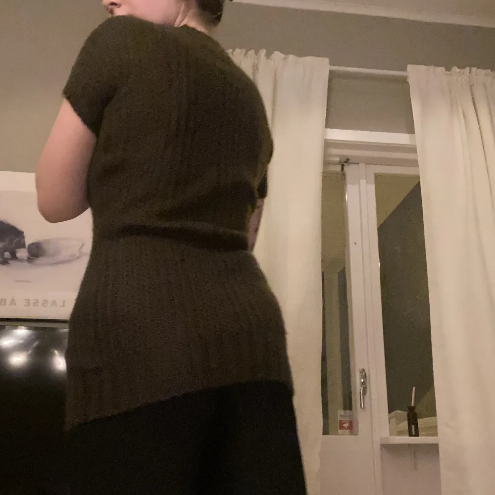 Väldigt kort stickad klänning som jag har använt som en lång tröja endast. Tycker den är så fin men har inte fått mer användning av den än typ två gånger 💔. Neuleet.