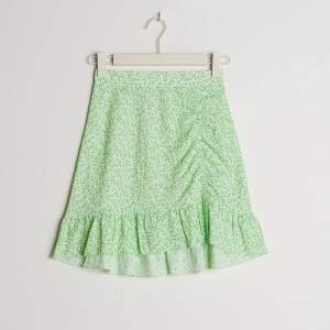 Grön blommig kjol från Gina som endast e använd 3 ggr💗 160kr+frakt💗 Skriv privat vid frågor och funderingar 💗