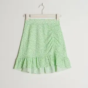 Grön blommig kjol från Gina som endast e använd 3 ggr💗 160kr+frakt💗 Skriv privat vid frågor och funderingar 💗