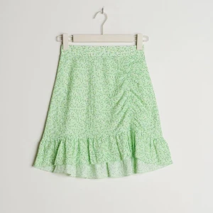 Grön blommig kjol  - Grön blommig kjol från Gina som endast e använd 3 ggr💗 160kr+frakt💗 Skriv privat vid frågor och funderingar 💗