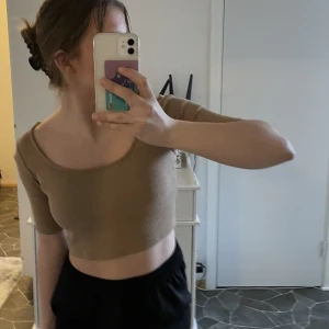 Beige tröja - En jättefin beige topp som är perfekt i vår & sommar.  Ursprungspris: 200kr