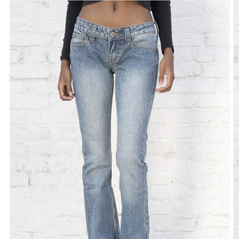 Intressekoll på dessa snygga jeans från brandymelville💗 Lågmidjade och bootcut⚡️Sitter bra på mig som är 165. Jeans & Byxor.