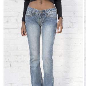 Intressekoll på dessa snygga jeans från brandymelville💗 Lågmidjade och bootcut⚡️Sitter bra på mig som är 165