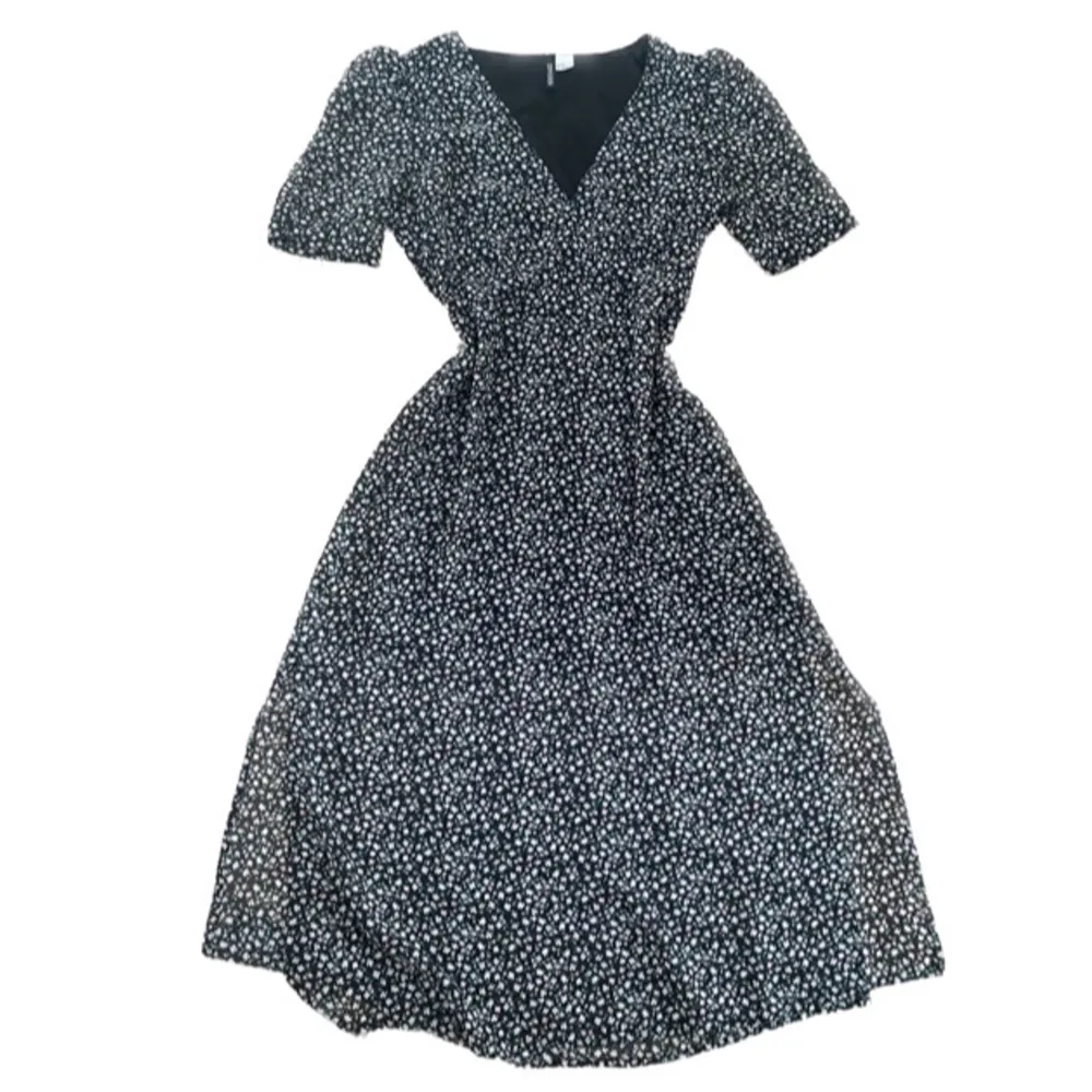 En skön och luftig klänning perfekt för sommaren! Köpt för ett par år sen från HM. Skriv vid frågor 💞. Klänningar.