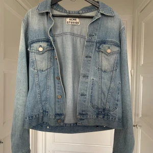 ACNE STUDIOS JEANS JACKA  - Acne studios jeans jacka med en skön look. Sitter som storlek S.   Hör av dig om du har någon fråga:) 