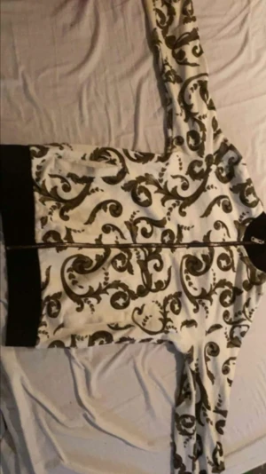 Versace Tröja - Hej! Jag säljer nu min Versace tröja i en fin blandad färg! Tröjan är i en topp kvalité som jag behandlat med kärlek. Tröjan är i en ny pris summa runt 4000-5000kr.  Den hära tröjan är skriven i en S storlek men den passar folk u Xs och M storleken!