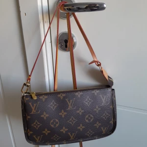 Väska - Gott skick, äkta läder (medföljer även ett längre axelband). Postar spårbart