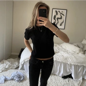 Stickad tshirt Zara - Säljer denna stickade tshirt från Zara. Fint skick!!