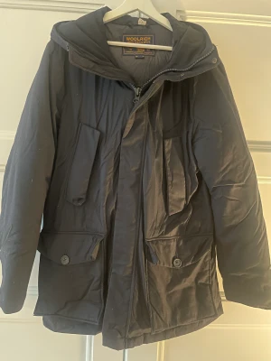 Woolrich ullparka - Herr storlek L. Fint skick, kemtvättad. Mörk marinblå. Utsida i 95% ull och 5% silke. Dunfodrad. Denna modell var ett limited edition släpp. Nypris ca 10.000 kr. Hämtas i Malmö, kan skickas mot frakt. Rensar min sambos garderob så se mina andra annonser 