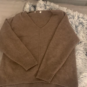 Stickad tröja - En basic stickad brun tröja🤎