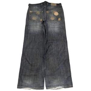 Skitsnygga y2k vintage baggy jeans!!!✨✨  Köpta här på plick men säljes då dom tyvärr är alldelles för stora på mig😭 Strl 34x34 i manstrl midjemått: 45 cm tvärs över.  Pris kan diskuteras vid snabb affär, frakt tillkommer💗