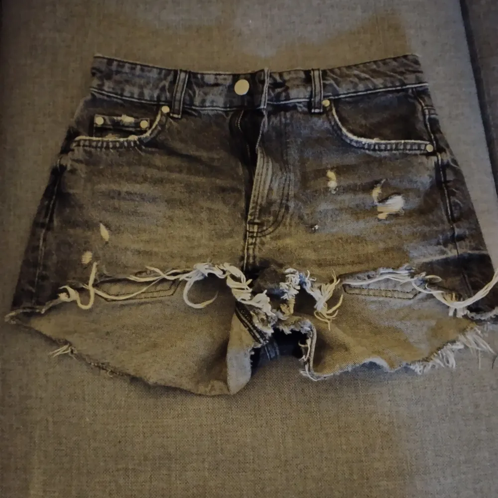 Dom populära slutsåla jeans shortsen från Zara. Säljer då dom är förstora, väldigt bra skick 💗. Shorts.
