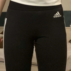 Adidas tights  - Bekväma tränings byxor från adidas. Resår i midjan. 