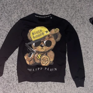 Philip plein sweatshirt  - Säljer dena Philip plein sweatshirten. Den är i storlek S men funkar även i storlek M 