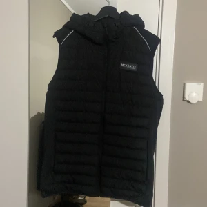 Mckenzie Väst - Mckenzie väst Storlek M Skick 9/10 Luva och blixtlås fickor Passar troligen L också