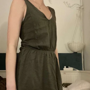 Klänning  - Fin sommar klänning från Åhléns. Endast använd några gånger💕