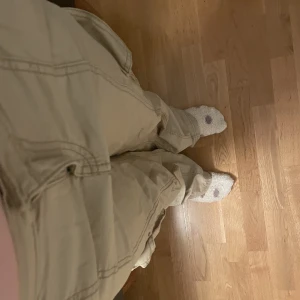 Beigea cargos  - Typ mid/low waist cargos i storlek 38. Är från H&M divided. Är i bra skick men har använts ganska länge. Köpta i slutet av juli 2022. Pris är förhandlingsbart 