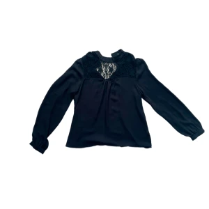 Svart spets blus - Supersnygg blus med spets krage. Ärmarna är lite ”ballongärmade” och sitter lite löst i armen men tajt runt handleden. Väldigt mycket Stockholmsstil:) Från märket Rut&Circle. Använd sparsamt och i gott skick!