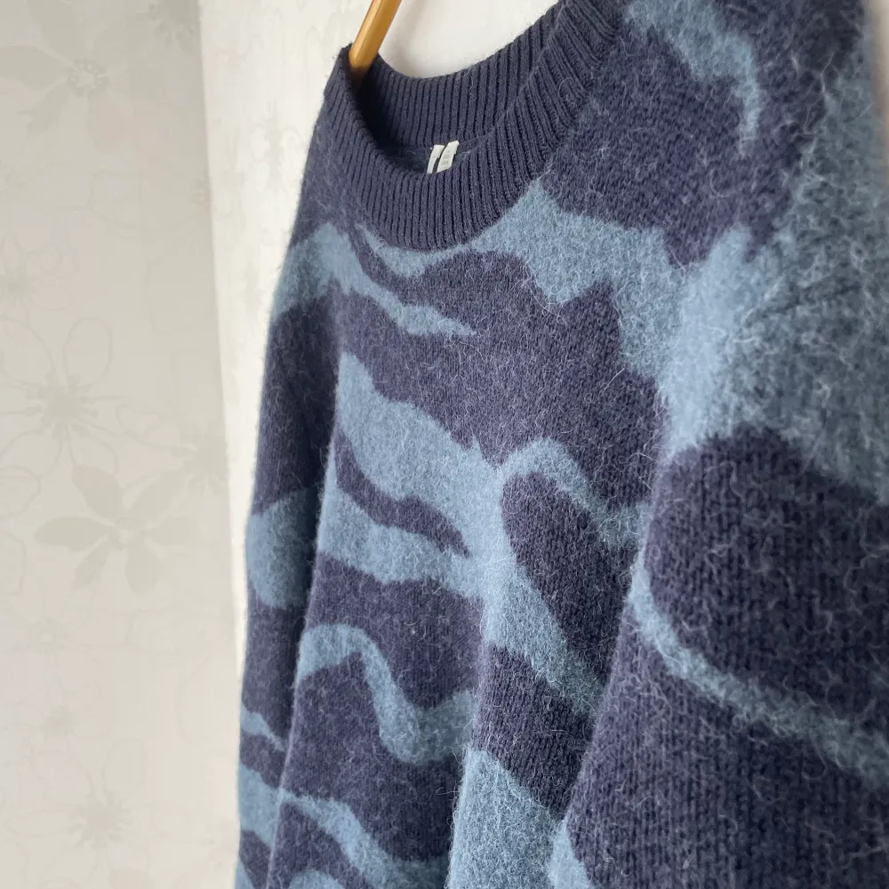 Mörkblå stickad tröja med mönster från ARKET, använd 1 gång. Skick 10 av 10. Köptes ny för 1499 kr. Storlek L.. Stickat.