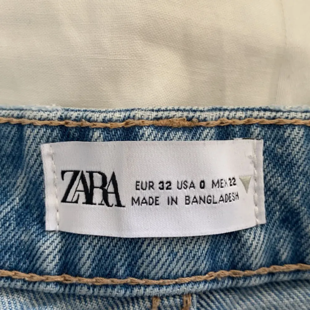 Säljer ett par jeans från zara då de är för långa för mig. Har inte haft användning av de. Superfina och bekväma. Köparen betalar för frakten📦💕. Jeans & Byxor.