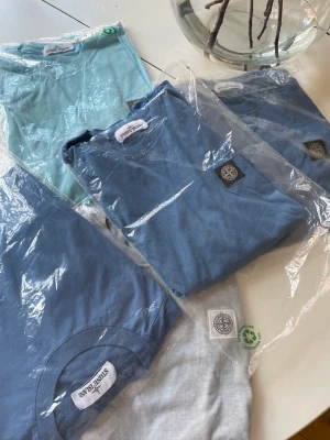 Stone island t-shirts  - Stone island t-shirts   Skick: DSWTS 10/10 förutom den ljusblå som är VNDS men med en liten flaw   Storlekar: S,L,XL  Påse samt äkthetsbevis tillkommer   Pris: 899kr ALL IN Pris ljusblå i XL: 499kr ALL IN