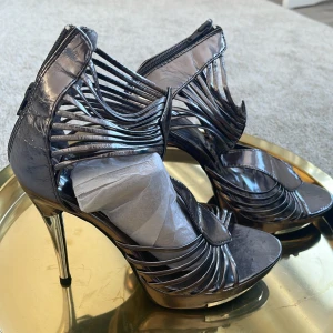 Höga klackskor - Höga klackskor i storlek 38. Nypris:790kr