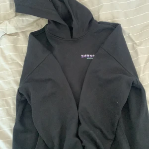 Svart hoodie med stjärntecken  - För dig som gillar stjärntecken har jag en svart hoodie med stjärntecken bakom. Massa fina färger. Använd 5 gånger ungefär och funkar lika bra. 