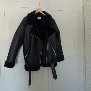 Trendig shearlingjacka från NA-KD  - Säljer min fina jacka från NA-KD då den inte kommer till användning eftersom jag har en liknande. Använd ett fåtal gånger under vintern och är i jättebra skick 💕🤩.  Storlek 40 (andra bilden är lånad) 