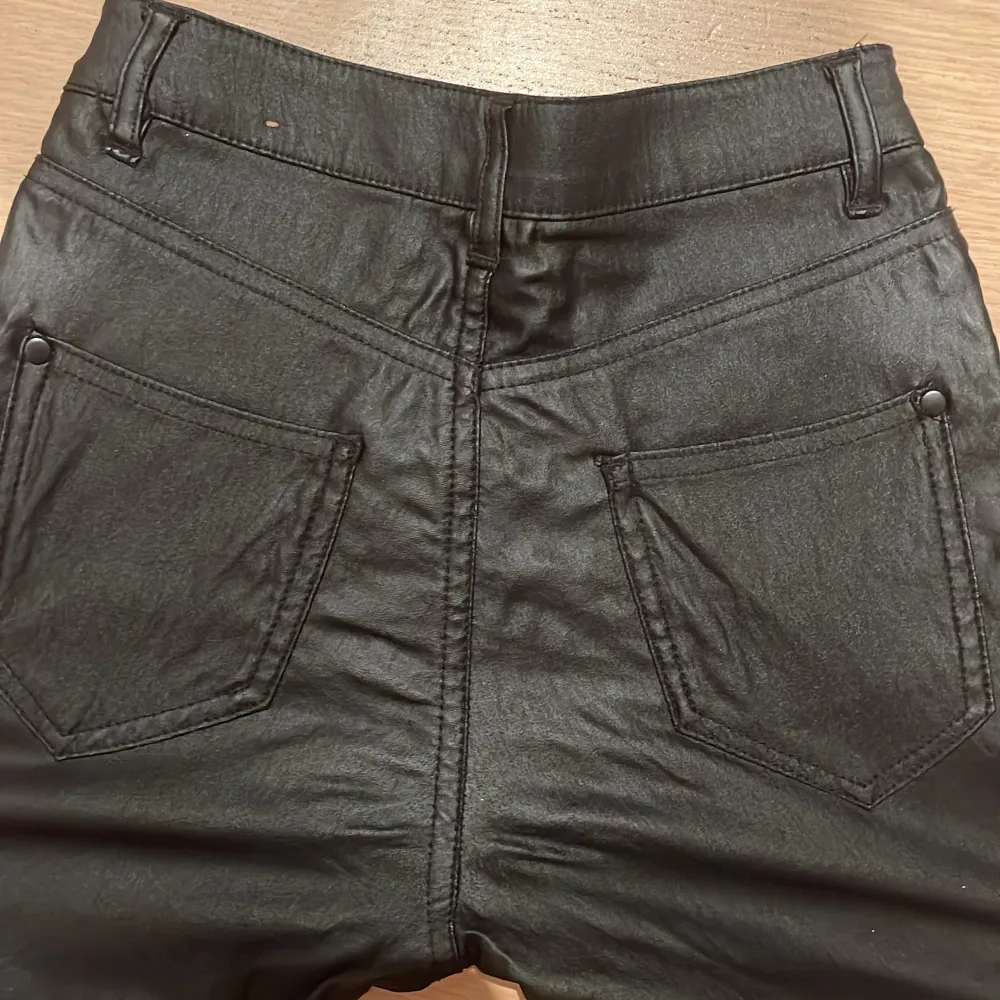Svarta skinn byxor i väldigt bra skick bara använda fåtal gånger! Från Lindex, fickor både fram och bak . Jeans & Byxor.