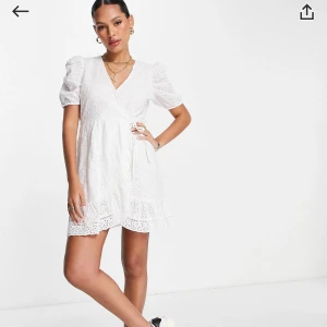 Vitt miniklänning med broderi  - Klänningen är oanvänd och passar bra till sommaren. Köptes från ASOS och säljs nu för att jag redan hade en liknande ☀️