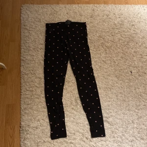 Pyjamasbyxor  - Svarta med rosa pricka på. Ett par jättesköna pyjamasbyxor 