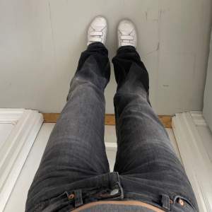 Lågmidjade jeans från weekday i modellen low arrow! Storlek 27x32. Säljer pga att dom är för långa för mig! Dom är i nästan nyskick!🪐 nypris 590! 