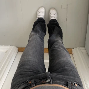 Lågmidjade gråa jeans! - Lågmidjade jeans från weekday i modellen low arrow! Storlek 27x32. Säljer pga att dom är för långa för mig! Dom är i nästan nyskick!🪐 nypris 590! 