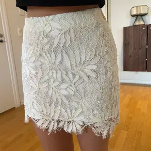 En vit, kort, snygg kjol från Juicy Couture.  Köpt i London  för nått år sedan  Storlek 2, som en XS Endast använt 2-3 gånger 