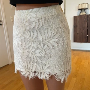 Kjol från Juicy Couture - En vit, kort, snygg kjol från Juicy Couture.  Köpt i London  för nått år sedan  Storlek 2, som en XS Endast använt 2-3 gånger 