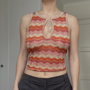 Mango knitted top - Storlek S/M. Kan byta håll så den blir öppen i ryggen. Ifrån Mango.