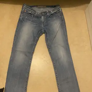 Mid jeans i längd 28, tyvärr för korta för mig. De är lite lite ljusare irl