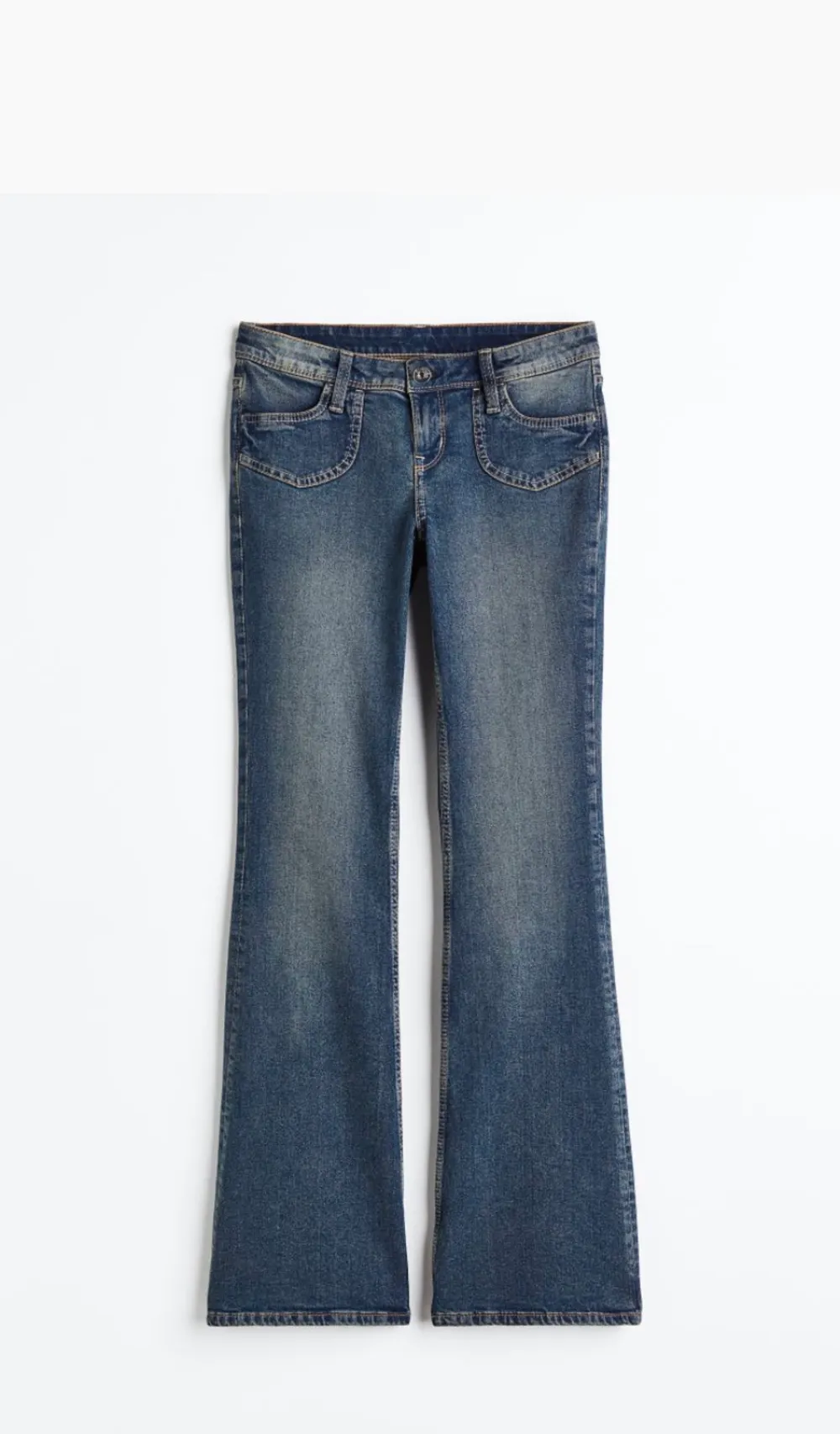 Säljer dom hör lågmidjade jeansen ,köpte på hm för typ 1 månad sedan men använder inte som jag trodde jag skulle . Stolek 38 💗 Pris kan diskuteras 💗 Skriv för fler bilder💗. Jeans & Byxor.