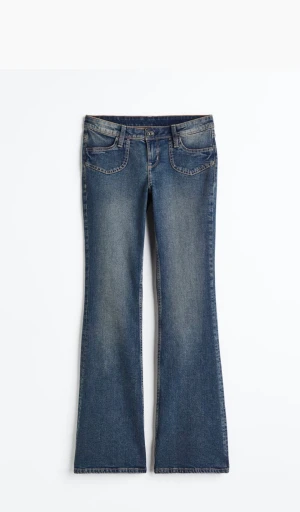 Lågmidjade jeans  - Säljer dom hör lågmidjade jeansen ,köpte på hm för typ 1 månad sedan men använder inte som jag trodde jag skulle . Stolek 38 💗 Pris kan diskuteras 💗 Skriv för fler bilder💗