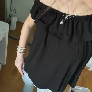 Svart topp Kappahl one sholder - Så snygg topp från Kappahl🤍storlek 170 men har resor och passar både större och mindre!! För referens är jag 165💘