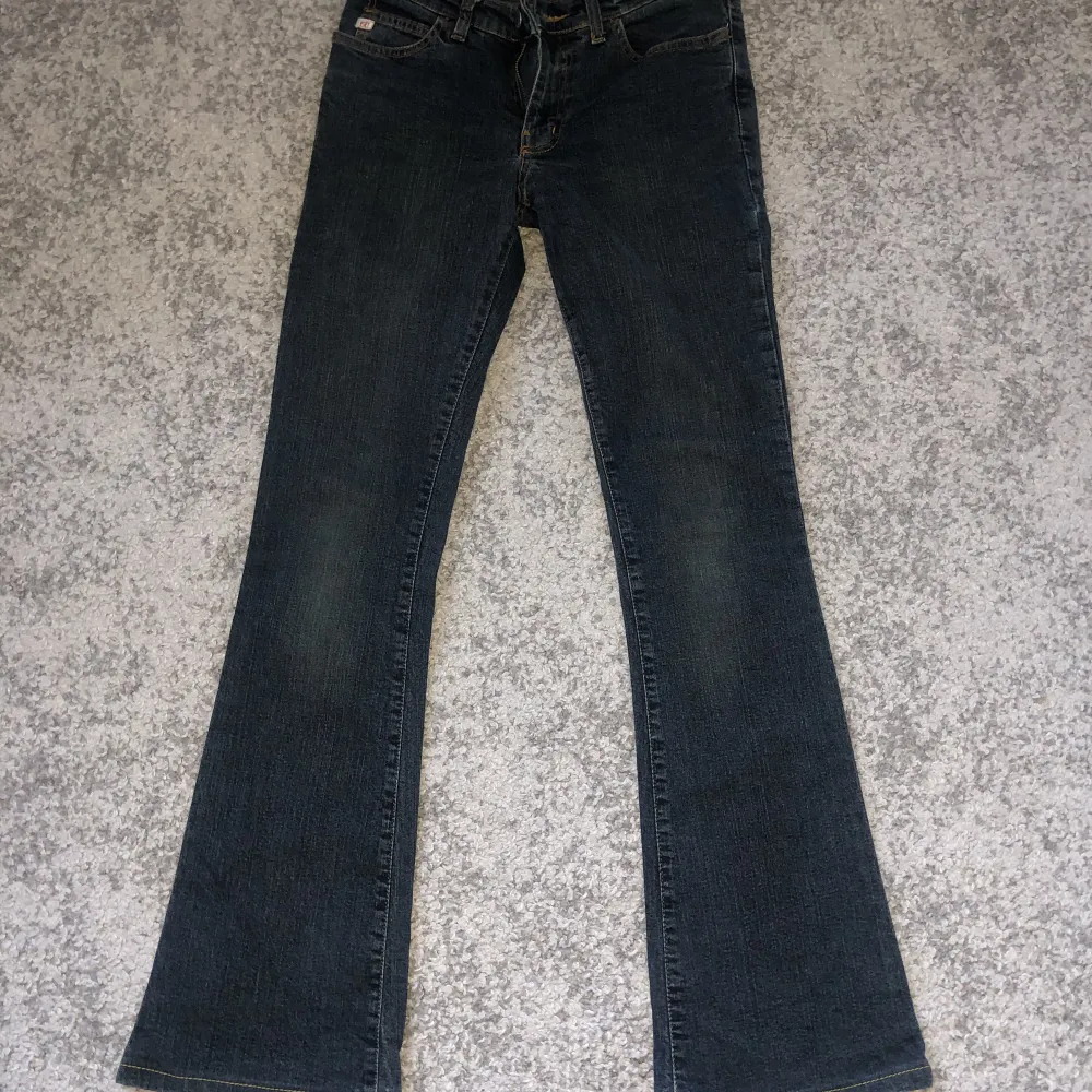 MIDJA: 37 cm INNERBEN: 76 cm Miss sixty lågmidjade jeans bootcut. Jättefint skick och inga slitningar förutom att den lilla lappen på ena fickan är av.   Säljer då de är för små för mig. Andra bilden lånad. Jeans & Byxor.